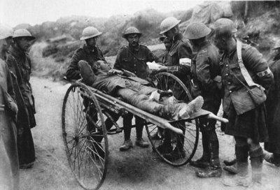 Deutsche Gefangene: ein verwundeter Mann gibt seinen Namen an, aus The Illustrated War News, 26. Juli 1916 von English Photographer